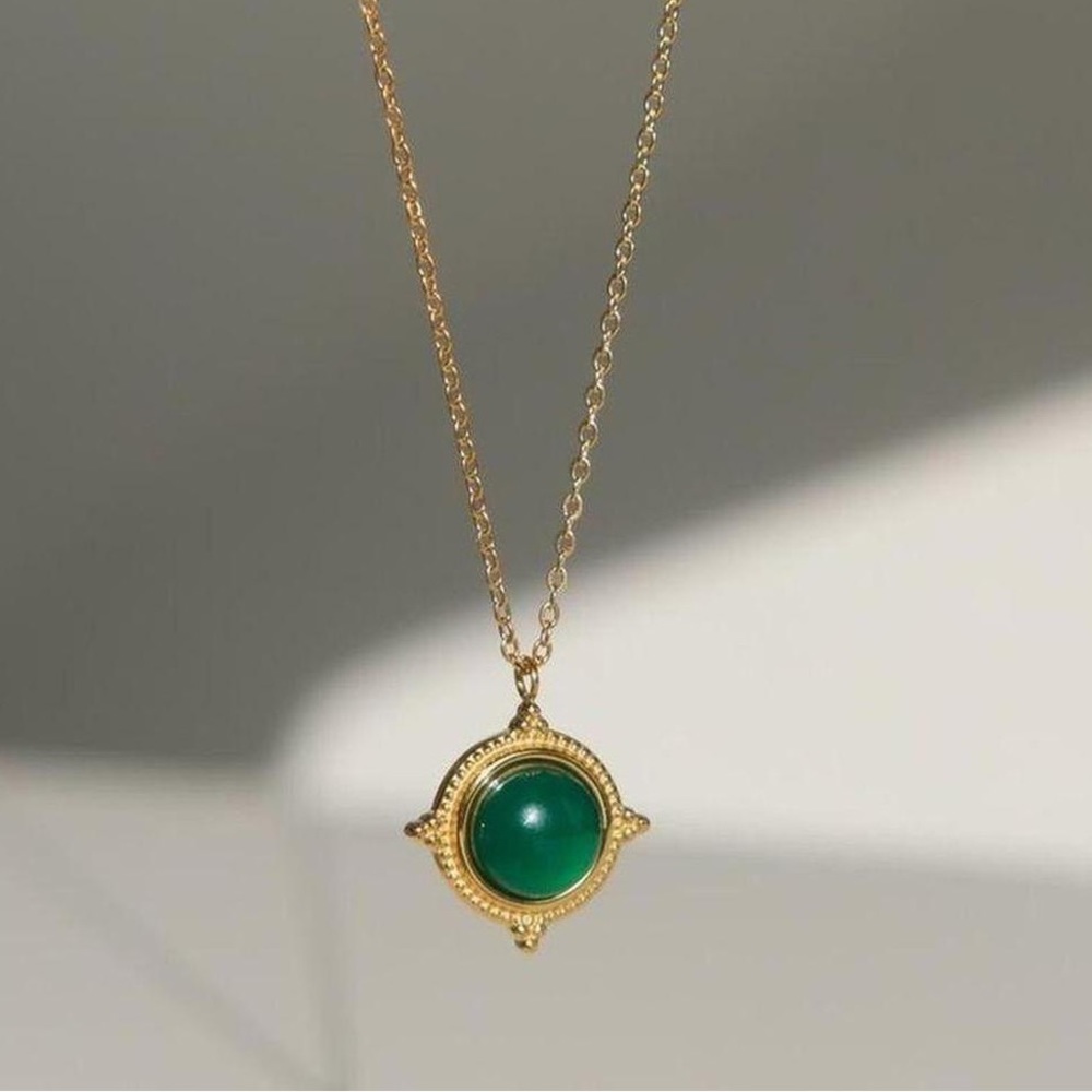 18K Gold Plated Green Carnelia Necklacen - Picture 4 of 5
